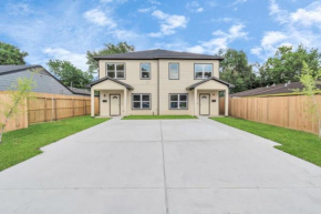 2 Homes! Sleeps 18, Games, Gated Parking & More!